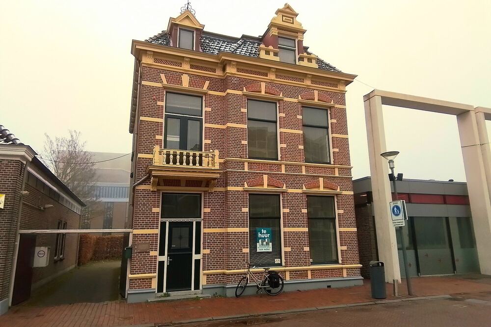 De voormalige gereformeerde pastorie in Hoogeveen