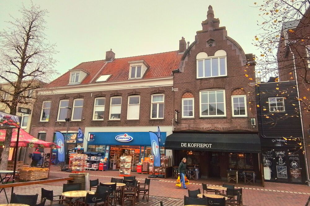 De Hoofdstraat van Hoogeveen met terrassen en winkels