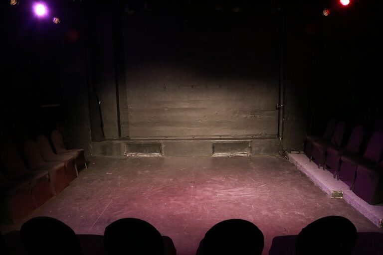 Coming on Strong – Onze Earring — theater in Hoogeveen